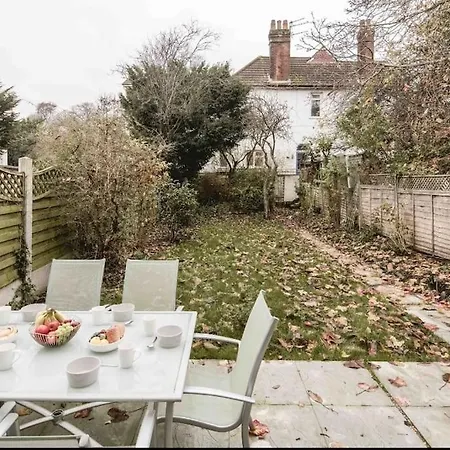 Apartment Elegant 5 Bed House With Parking- Photo Id Required