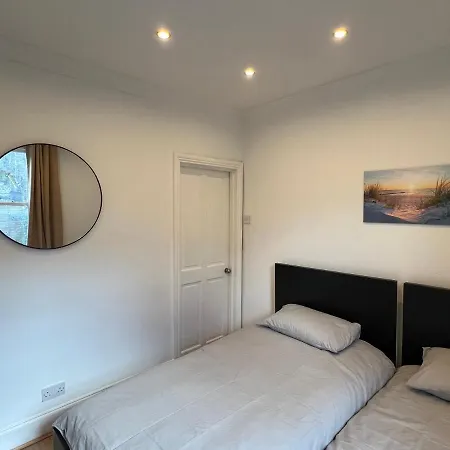 4 Bed House 10 Min Walk To Tube *