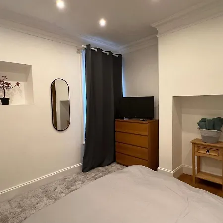 4 Bed House 10 Min Walk To Tube London
