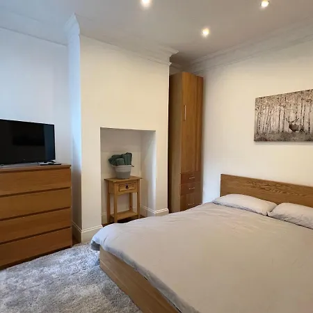 4 Bed House 10 Min Walk To Tube London