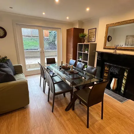 4 Bed House 10 Min Walk To Tube * London