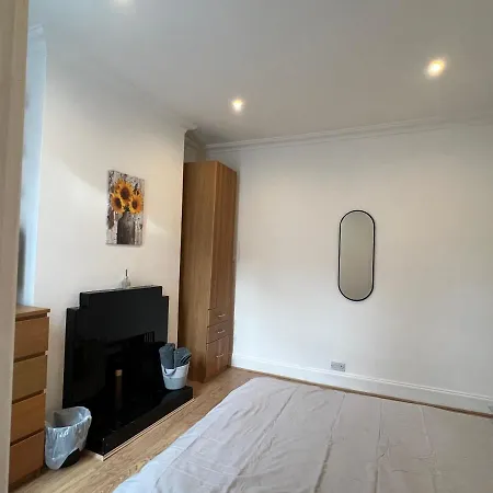 4 Bed House 10 Min Walk To Tube London