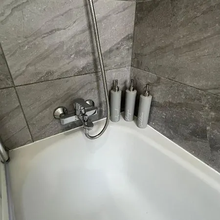 4 Bed House 10 Min Walk To Tube *