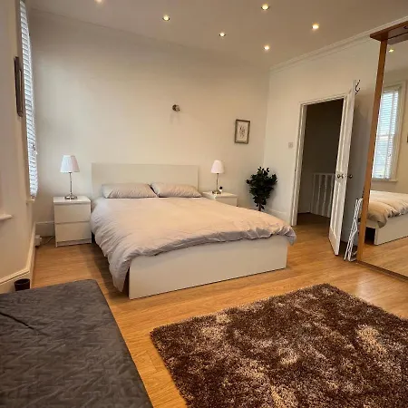 4 Bed House 10 Min Walk To Tube Holiday home