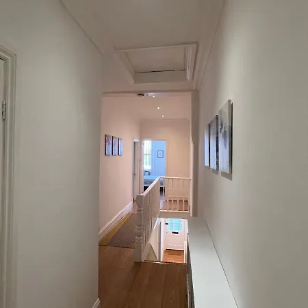 Holiday home 4 Bed House 10 Min Walk To Tube London