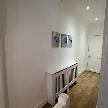 4 Bed House 10 Min Walk To Tube Holiday home *