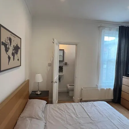 4 Bed House 10 Min Walk To Tube * London