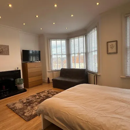 4 Bed House 10 Min Walk To Tube Holiday home *
