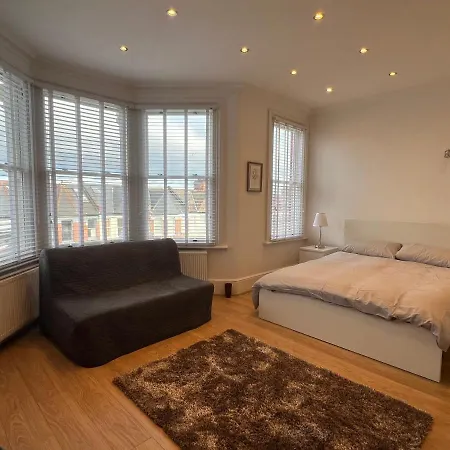 4 Bed House 10 Min Walk To Tube Holiday home London