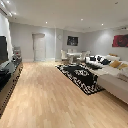 Entire 6 Bedroom House In London Free Parking *