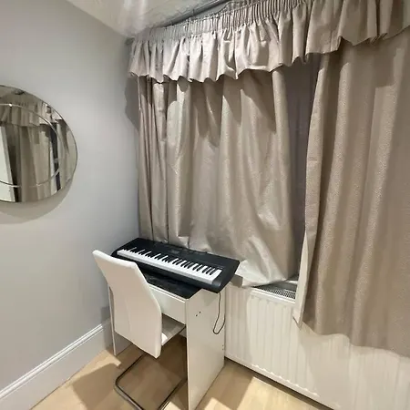 Entire 6 Bedroom House In London Free Parking * Ilford