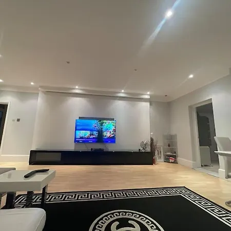 Apartment Entire 6 Bedroom House In London Free Parking