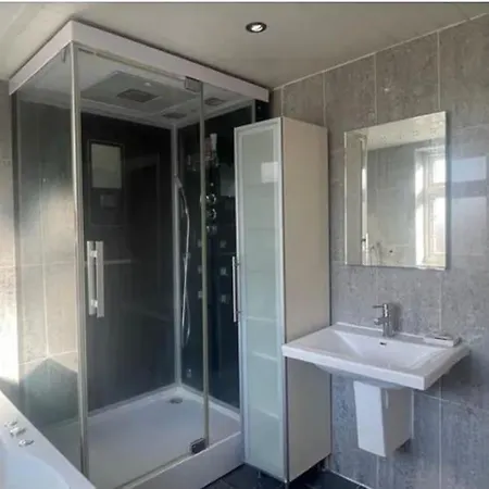 Entire 6 Bedroom House In London Free Parking Ilford