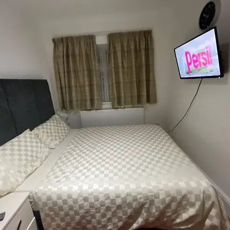 Apartment Entire 6 Bedroom House In London Free Parking *