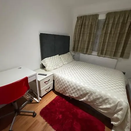 Entire 6 Bedroom House In London Free Parking *