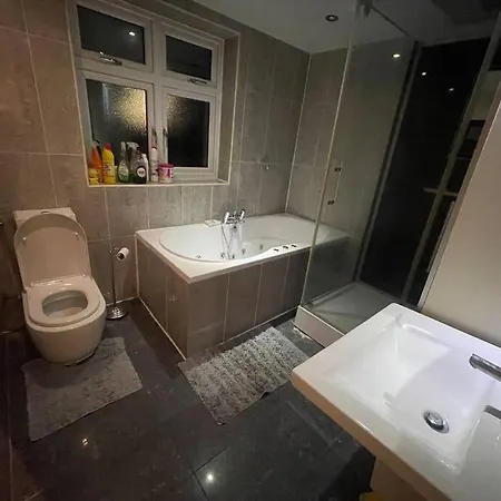 Apartment Entire 6 Bedroom House In London Free Parking *
