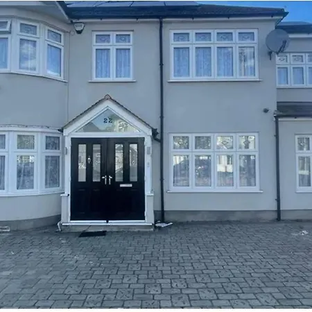 Entire 6 Bedroom House In London Free Parking Ilford