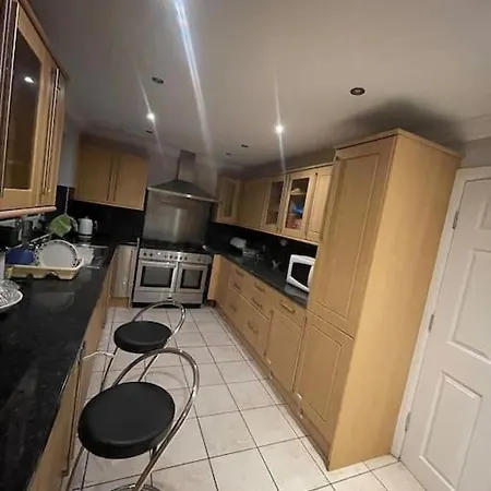 Apartment Entire 6 Bedroom House In London Free Parking *