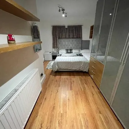 Entire 6 Bedroom House In London Free Parking