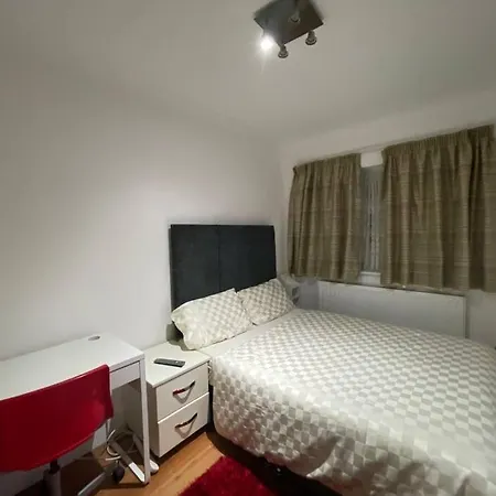 Apartment Entire 6 Bedroom House In London Free Parking *