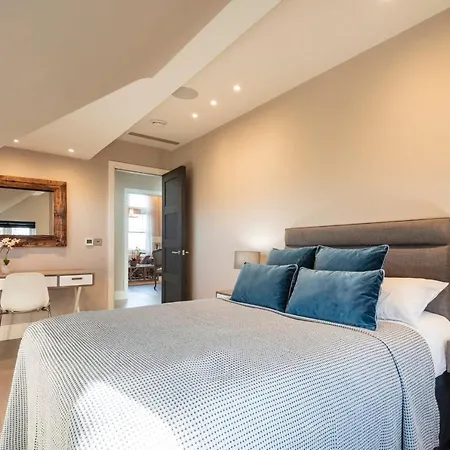 Hampstead Luxury Flat-hosted By Sweetstay