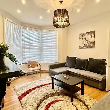 Holiday home 4 Bed House 10 Min Walk To Tube London
