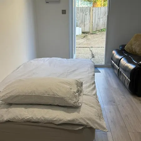 Modern 2bd *