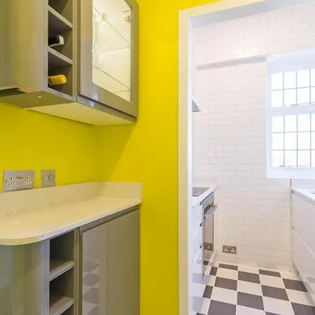 Chic 1 Bed Flat In Popular Bloomsbury Apartment London