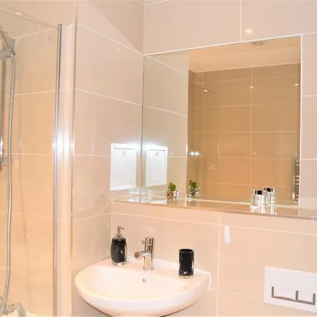 Urban Gem Apartment- Free Parking Enfield