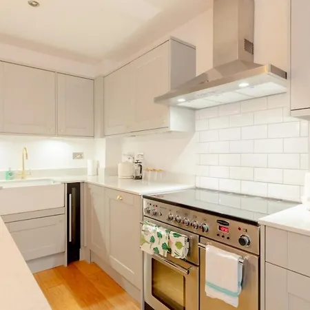 Newly Refurbished 2bd Flat - Wimbledon Village! London