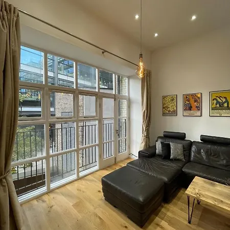 Apartment Stunning 3bd Maisonette Wbalcony - Old Street! London
