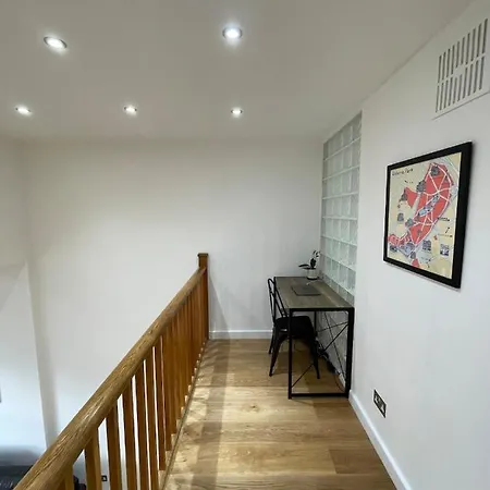 Apartment Stunning 3bd Maisonette Wbalcony - Old Street!