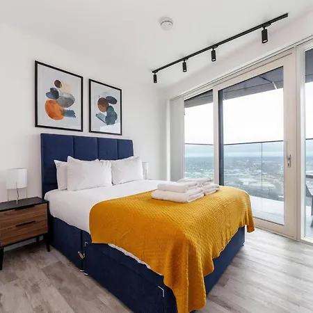 Sky-high North Acton Apartment *