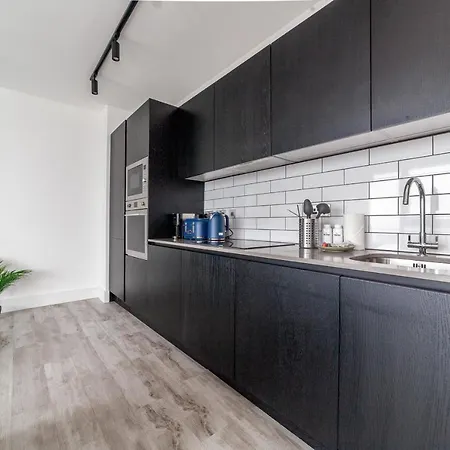 Sky-high North Acton Apartment *