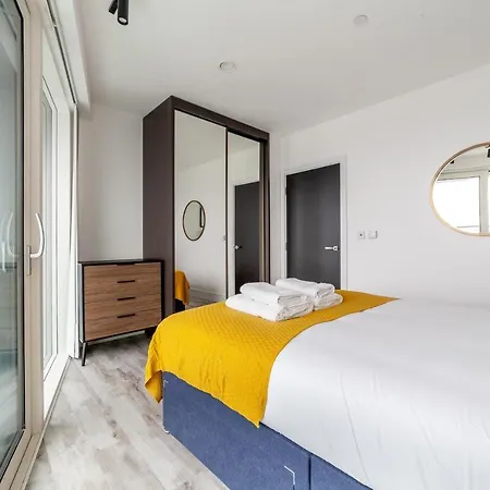 Sky-high North Acton Apartment