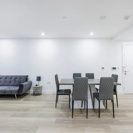 2&3 Bedrooms Near Excel - Modern Spacious For Larger Groups * London