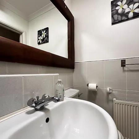 Tina Place In Tower Hill - 2 Double Beds, Max 4 People, Great Location In *