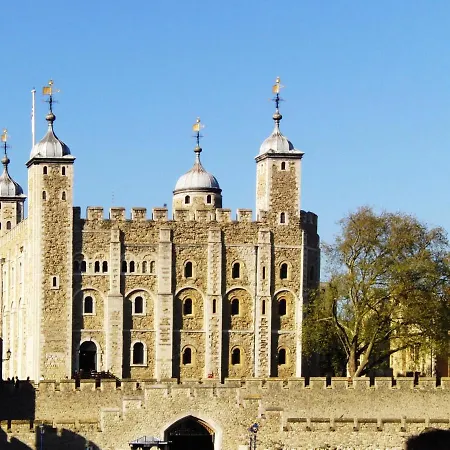 Apartment Tina Place In Tower Hill - 2 Double Beds, Max 4 People, Great Location In