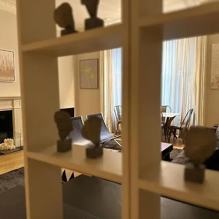 Stunning 2 Bed/2bath Flat In Heart Of Kensington *