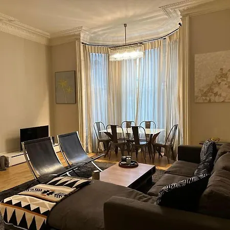 Stunning 2 Bed/2bath Flat In Heart Of Kensington London