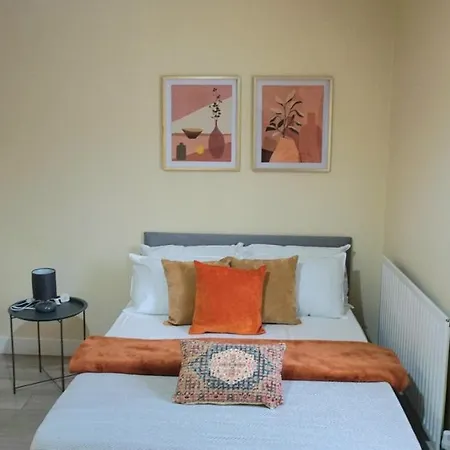 Stylish In London, E14 Apartment