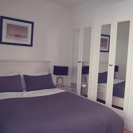 One Bedroom In Chelsea Apartment