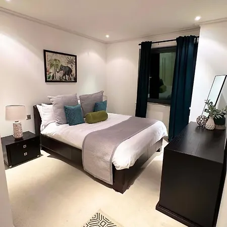 New Spacious 2 Bedroom With Balcony * London