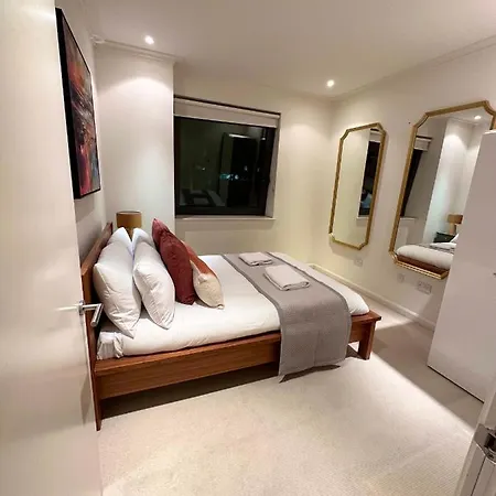 Apartment New Spacious 2 Bedroom With Balcony London