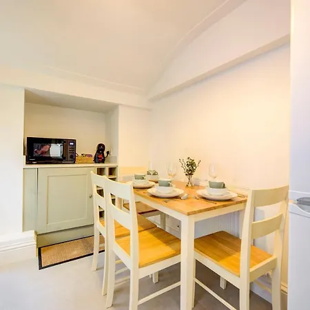 Little Venice Uk Bright & Stylish Garden Apartment