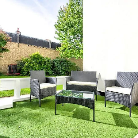Little Venice Uk Bright & Stylish Garden