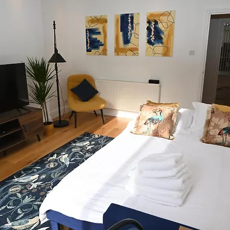 Little Venice Uk Bright & Stylish Garden Apartment London
