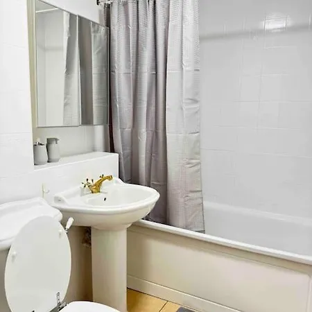 Cosy 1 Bed, Wembley Apartment London