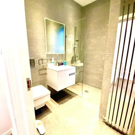 Luxury 5 Bedroom House With Private Car Park In London
