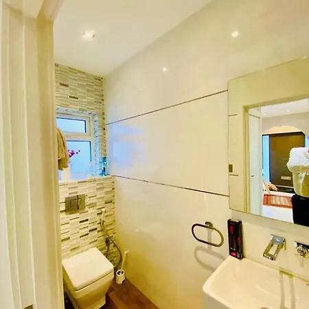 Luxury 5 Bedroom House With Private Car Park In London Hendon
